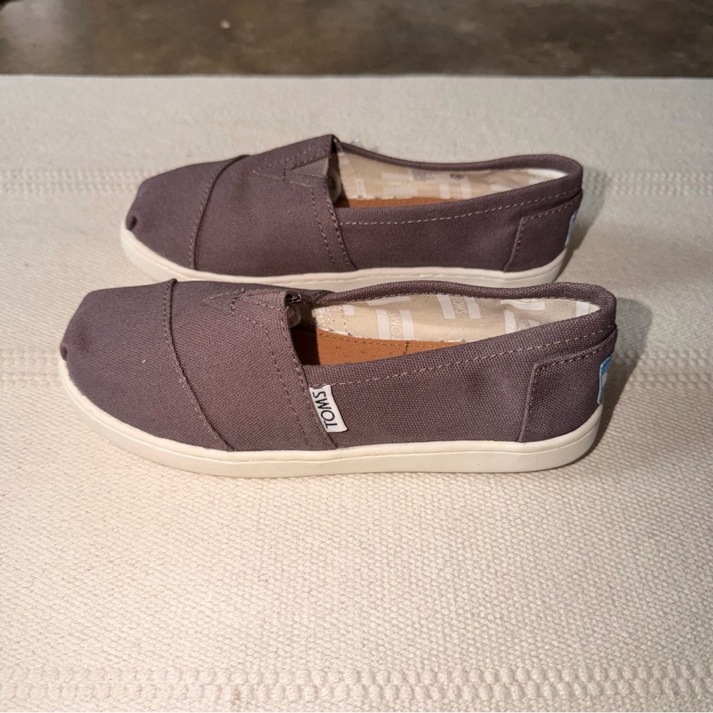 Toms Kids Slip On Canvas Shoes Taupe Gray Classic Casual Size 1.5
